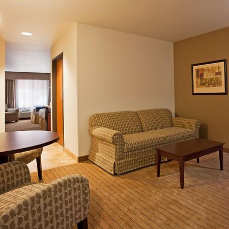 Holiday Inn Express Hotel & Suites Antigo By Ihg Εξωτερικό φωτογραφία